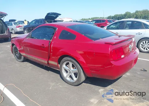 2008 Ford Mustang V6 Deluxe/V6 Premium z USA, uszkodzony, nr VIN 1ZVHT80N285101881